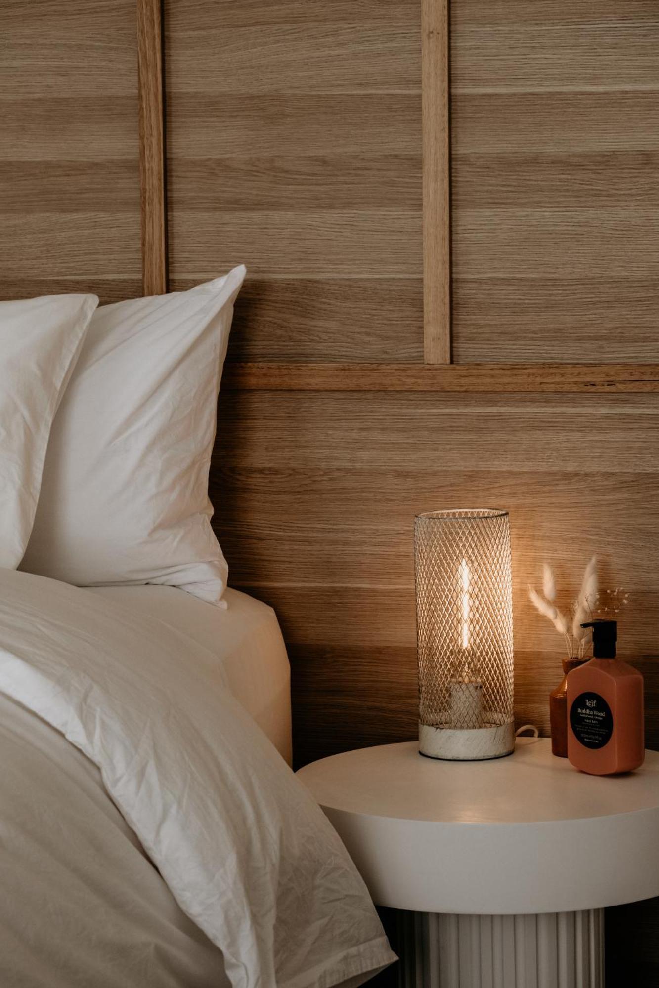 The Oak & Anchor Hotel Port Fairy Exterior photo A lamp on a bedside table